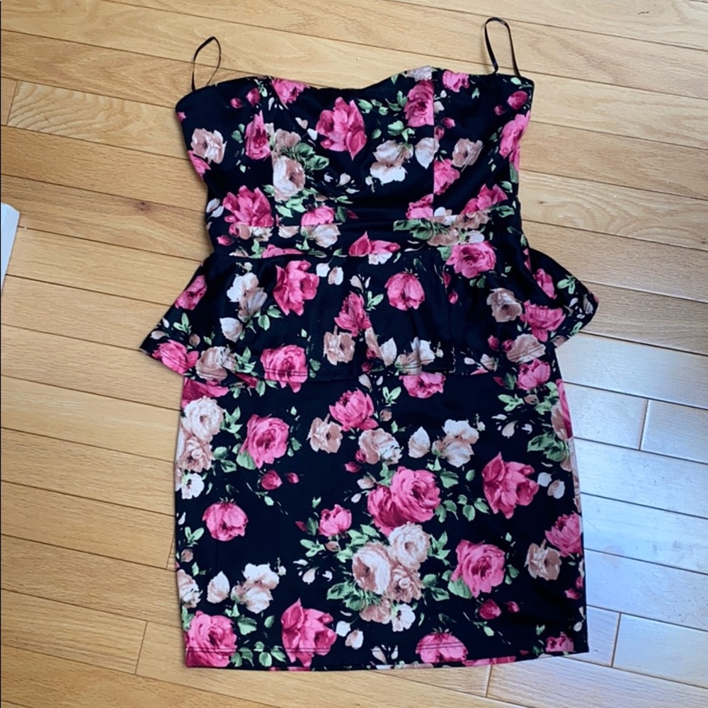 Flowery strapless peplum dress